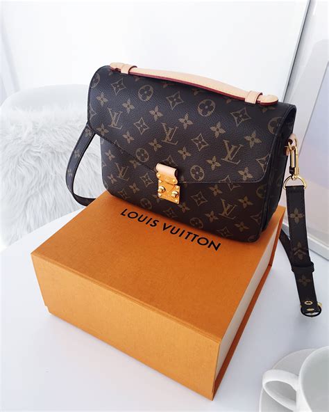 louis vuitton pochette making a combat|louis vuitton pochette metis.